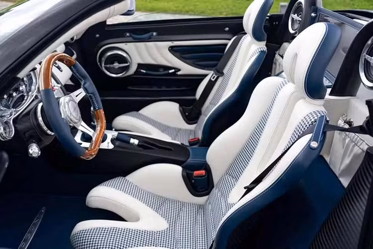 Thời điểm đó, xe được sơn màu bạc mờ kết hợp với các chi tiết sợi carbon bên ngoài, biến chiếc xe trở thành một trong những chiếc Zonda ấn tượng nhất từng được nghĩ ra.