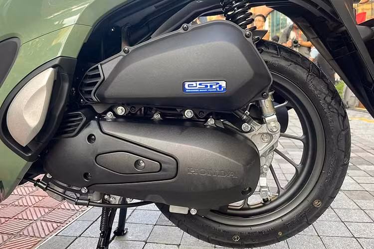 Một điểm đáng chú ý khác là SH Mode 2027 đáp ứng tiêu chuẩn khí thải Euro 4. Đây là một trong những thay đổi kỹ thuật quan trọng trên phiên bản mới, bên cạnh những nâng cấp về trang bị và thiết kế.
