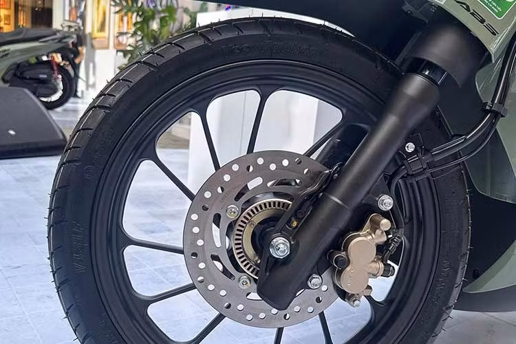 Theo Honda Việt Nam, những thay đổi này nhằm kiểm soát các thành phần phát thải gồm CO, HC và NOx. Lượng khí thải được công bố giảm khoảng 40% so với phiên bản trước, đồng thời hệ thống động lực được tối ưu theo hướng cải thiện hiệu suất vận hành và mức tiêu thụ nhiên liệu.