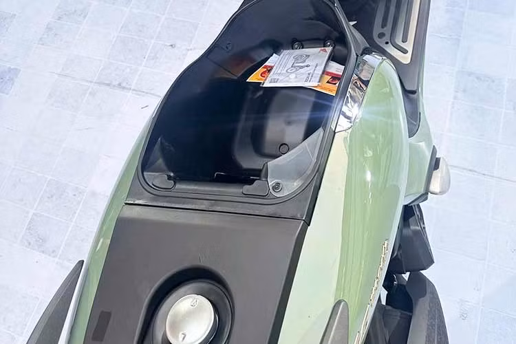 Về khả năng vận hành, Honda SH Mode 2027 vẫn được trang bị khối động cơ eSP+ truyền thống nhưng đã qua điều chỉnh hệ thống phun xăng điện tử và cụm xử lý khí thải tích hợp ở ống xả.
