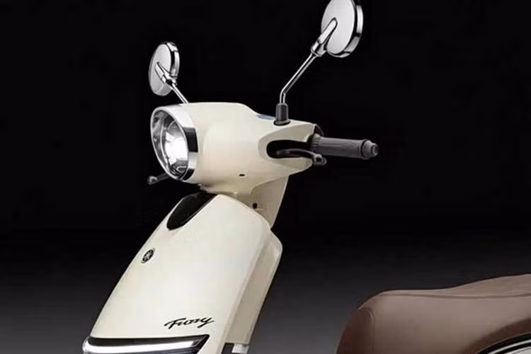 Thân xe sử dụng những đường nét mềm mại, bo tròn, kết hợp cùng cụm đèn pha LED hình tròn tạo nên diện mạo vừa cổ điển vừa hiện đại. Sàn để chân phẳng cũng là một điểm đáng chú ý, mang lại sự thuận tiện khi sử dụng hàng ngày, đặc biệt trong điều kiện giao thông đô thị.