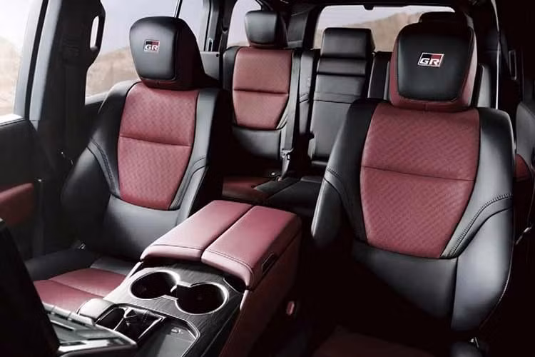 Phiên bản GX chỉ dùng động cơ diesel và được trang bị các hốc gió nhỏ hơn, nối liền với lưới tản nhiệt màu đen. Ngoài ra, bản tiêu chuẩn còn có bậc lên xuống bằng nhôm và mâm hợp kim 18 inch màu bạc.