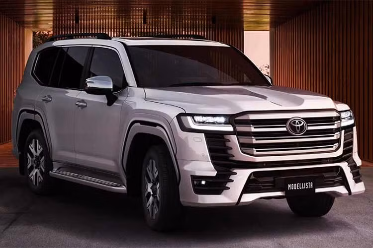 Cụ thể, hệ truyền động mới của Toyota Land Cruiser 300 Series 2027 tại Nhật Bản chính là hệ truyền động hybrid tự sạc, kết hợp máy xăng V6, tăng áp kép, dung tích 3.5L, một mô-tơ điện tích hợp vào hộp số tự động 10 cấp và bộ pin niken-hydrua kim loại 6,5 Ah đặt bên dưới khoang hành lý.