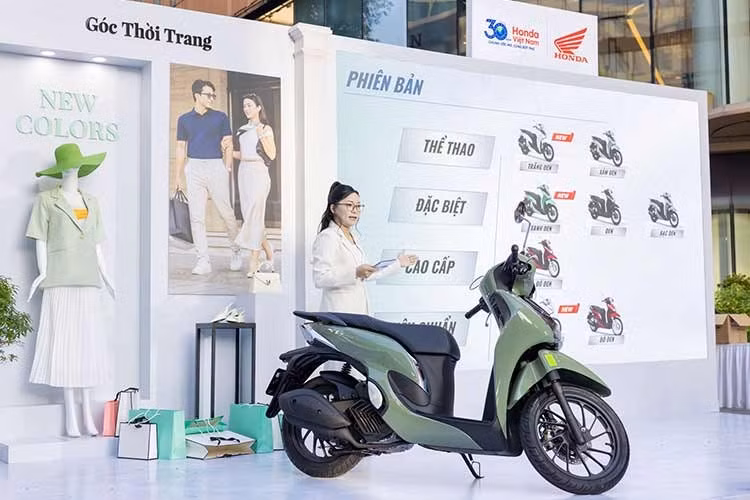 Honda cũng bổ sung cho Sh mode 2027 một số tùy chọn màu sắc theo từng phiên bản. Bản Thể thao có phối màu Trắng - Đen, bản Đặc biệt sử dụng màu Xanh - Đen cùng logo màu vàng kim. Trong khi đó, phiên bản Tiêu chuẩn cũng được bổ sung lựa chọn màu Trắng - Đen.