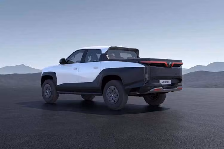 Điểm đáng chú ý trên VF Wild là hệ thống REEV (Range Extended Electric Vehicle). Xe sử dụng bộ pin LFP dung lượng 46,4 kWh, cho phép vận hành hoàn toàn bằng điện với quãng đường hơn 250 km theo tiêu chuẩn NEDC sau mỗi lần sạc. Khi cần di chuyển xa hơn, hệ thống REEV có nhiệm vụ bổ sung năng lượng để mở rộng phạm vi hoạt động, đưa tổng quãng đường di chuyển lên tới 1.000 km.