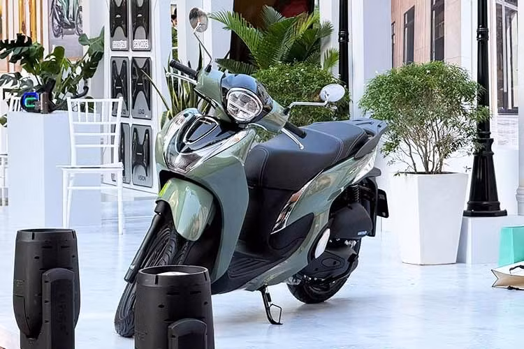 Honda Việt Nam vừa chính thức ra mắt phiên bản mới của dòng xe ga cao cấp Sh mode với người tiêu dùng trong nước. Ở phiên bản mới, Honda Sh mode 2027 tiếp tục sở hữu thiết kế hình chữ S mềm mại đặc trưng.