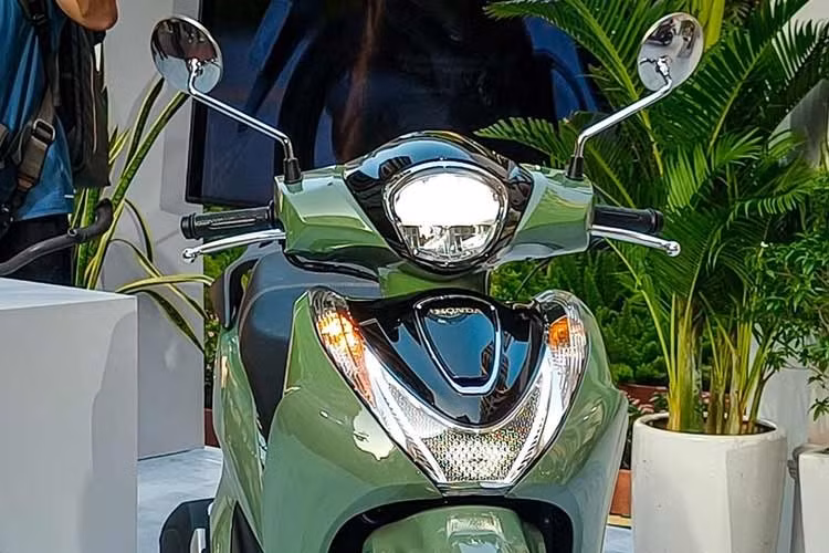 Ở Honda Sh mode thế hệ mới này, hệ thống đèn LED phía trước kết hợp các chi tiết mạ chrome, trong khi logo “Sh mode” dạng 3D được sử dụng trên thân xe.