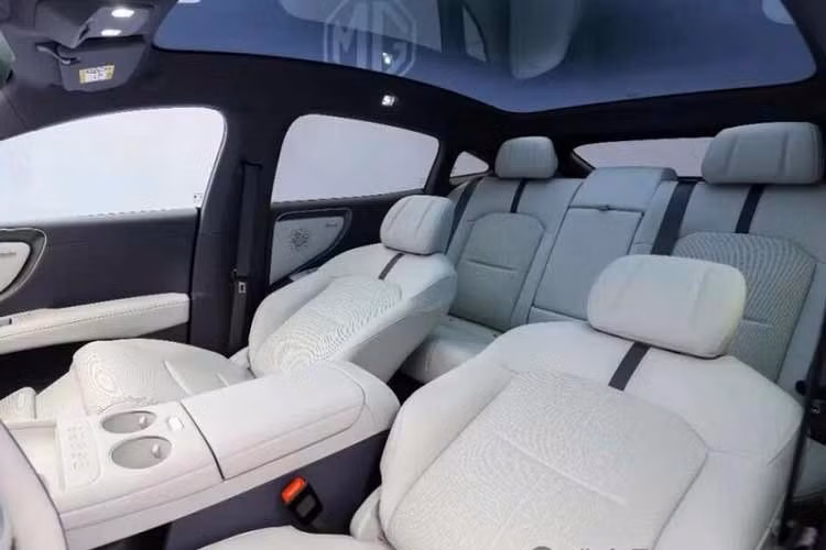 Không gian nội thất của xe nổi bật với màn hình cảm ứng trung tâm 15,6 inch độ phân giải 2.5K, sử dụng vi xử lý Qualcomm Snapdragon 8295P, bảng đồng hồ kỹ thuật số 8,88 inch, ghế phụ dạng "không trọng lực", khoang hành lý phía sau dung tích 697 lít và cốp trước 109 lít.