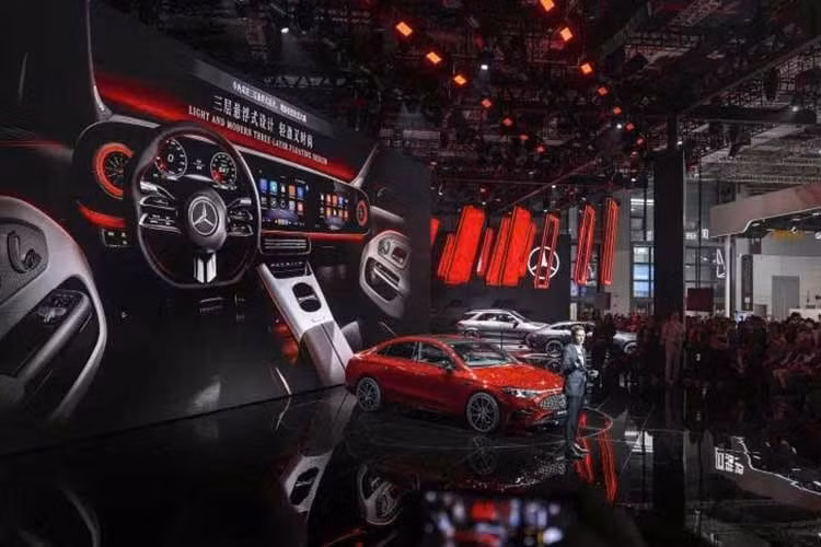 Xe hỗ trợ sạc nhanh DC với công suất tối đa 325 kW, cho phép chạy thêm khoảng 370 km chỉ sau 10 phút sạc. Theo tiêu chuẩn của nhiều thị trường phương Tây, tốc độ sạc DC như vậy là rất ấn tượng. Tuy nhiên, tại Trung Quốc, các hãng xe như BYD đã nâng tốc độ sạc lên một cấp độ mới với mạng lưới Flash Charging công suất 1.500 kW, có khả năng sạc pin từ 10% lên 97% chỉ trong 9 phút.