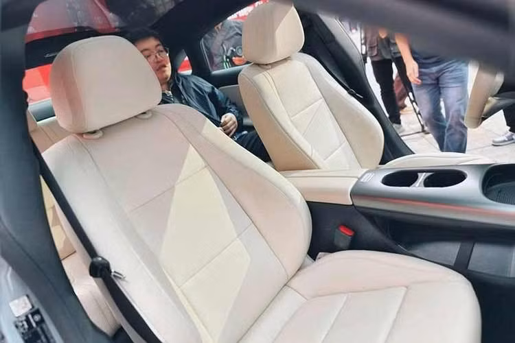 Mercedes-Benz hiện chưa đưa ra bình luận về thông tin trên. Cũng chưa rõ việc tạm dừng sản xuất sẽ kéo dài trong bao lâu và liệu Mercedes-Benz có cân nhắc dừng hẳn mẫu xe này hay không trong bối cảnh hãng có thể đã đánh giá chưa chính xác nhu cầu của thị trường Trung Quốc.
