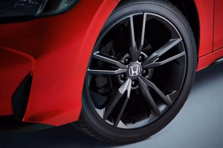 Honda cũng cung cấp gói phụ kiện RED Concept cho 90 chiếc Civic e:HEV RS đầu tiên sử dụng màu đỏ Blazing Red Pearl. Gói trang bị này gồm logo Honda màu đen, bậc cửa LED phát sáng và bộ mâm hợp kim 18 inch thiết kế 5 chấu kép sơn đen mờ. Gói phụ kiện được cung cấp miễn phí, không làm thay đổi giá bán của bản RS tiêu chuẩn.