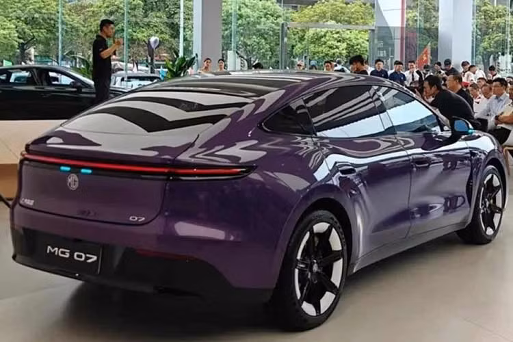 MG 07 thế hệ mới được định vị ở phân khúc sedan fastback cỡ trung. Xe sở hữu kích thước dài x rộng x cao lần lượt là 4.886 x 1.900 x 1.478 mm, chiều dài cơ sở đạt 2.825 mm. Mẫu xe được phát triển trên hai nền tảng điện khác nhau. Phiên bản tiêu chuẩn sở hữu hệ thống điện 400V với mô-tơ điện đặt phía sau cho công suất 239 mã lực, kết hợp bộ pin bán thể rắn dung lượng 67 kWh.