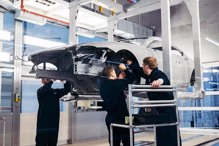 Bentley luôn là thước đo chuẩn mực cho sự tinh tế và xa xỉ, qua nhiều năm thương hiệu này còn trở thành biểu tượng của hiệu suất đỉnh cao. Việc dung hòa cả 3 yếu tố này mang lại cho hãng xe Anh Quốc sức sống bền bỉ và sức hút mãnh liệt trong thế giới ôtô ngày nay.