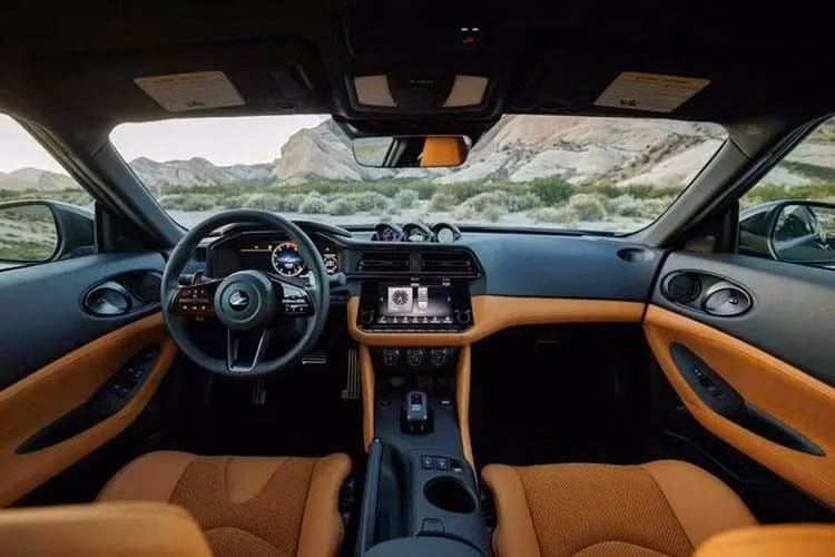 Theo Nissan, hộp số mới được phát triển riêng cho Z Nismo với bộ ly hợp nâng cấp và tỷ số cần số mới, giúp hành trình sang số ngắn hơn và mang lại cảm giác chuyển số chính xác hơn.