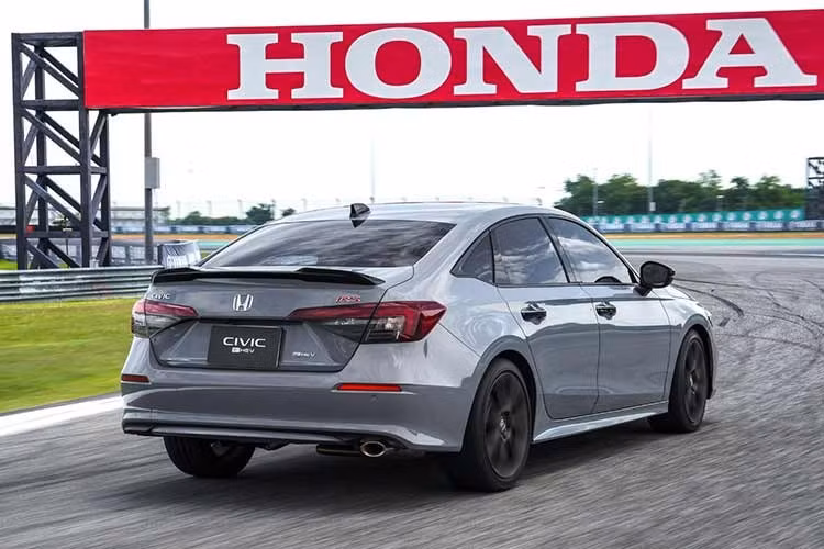Bản EL+ của Civic e:HEV 2026 thế hệ mới tại Thái Lan cũng được bổ sung ghế da, ghế lái chỉnh điện 8 hướng, ghế phụ chỉnh điện 4 hướng, gương chống chói tự động, sạc không dây, cảm biến trước sau, BSI và CTM.