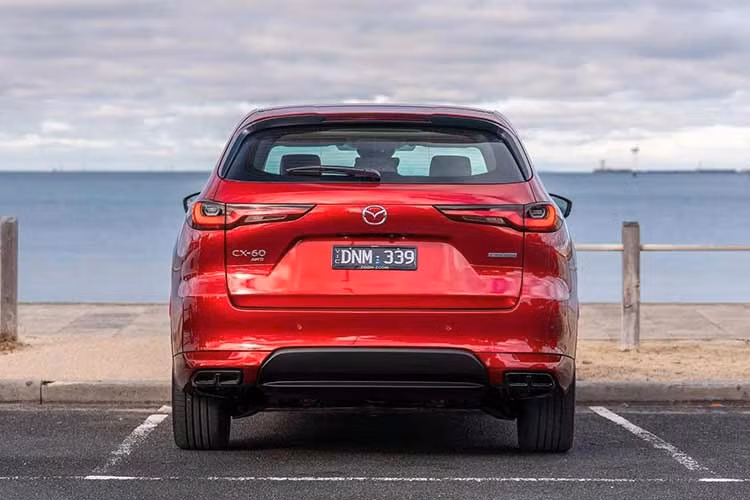 Giá bán của Mazda CX-60 2026 tại Australia dao động từ: 32.000 – 54.000 USD. Đợt nâng cấp này cho thấy Mazda đang tập trung gia tăng giá trị cho CX-60 thông qua việc bổ sung công nghệ và hạ giá các phiên bản điện hóa, qua đó tăng sức cạnh tranh trước các đối thủ cùng phân khúc.