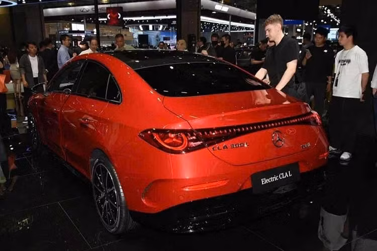 Tại Việt Nam, mẫu sedan thuần điện Mercedes-Benz CLA cũng chuẩn bị được bán ra. Hiện Mercedes-Benz Việt Nam đã nhận cọc dành cho mẫu xe này. Theo công bố của hãng, Mercedes-Benz CLA ở Việt Nam chỉ có 1 phiên bản là CLA 200 với giá khuyến nghị dự kiến dưới 1,7 tỷ đồng.