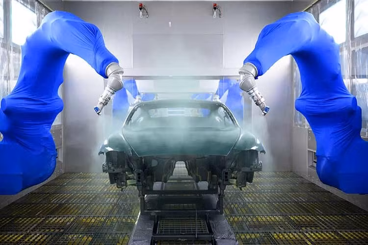 Bentley cũng đã lắp đặt các hệ thống quản lý nhiệt độ và tái tạo năng lượng phức tạp để đảm bảo điều kiện làm việc mát mẻ tại tầng trệt, nơi đội ngũ chuyên gia sơn trực tiếp thao tác. Hệ thống này tận dụng luồng khí ấm được sinh ra từ các hệ thống phun sơn công nghệ cao ở tầng một để phân bổ khắp nhà máy. Về cơ bản, điều này giúp cơ sở không cần đến hệ thống sưởi trong suốt 2/3 thời gian trong năm.