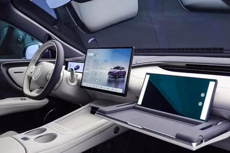 Các phiên bản cao hơn được bổ sung cảm biến LiDAR gắn trên nóc xe cùng hệ thống hỗ trợ lái Momenta R7. Theo SAIC MG, hệ thống này hỗ trợ tính năng dẫn đường tự động trong đô thị (Urban NOA) và khả năng hỗ trợ lái từ bãi đỗ đến bãi đỗ.