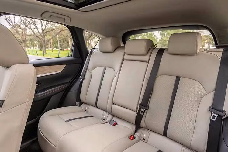Mazda CX-60 2026 có kích thước tổng thể dài x rộng x cao lần lượt là 4.740 x 1.890 x 1.680 mm, chiều dài cơ sở 2.870 mm. Hệ thống đèn chiếu sáng tích hợp dải đèn định vị ban ngày. Cụm đèn hậu của CX-60 khá giống với Mazda CX-5 thế hệ mới.