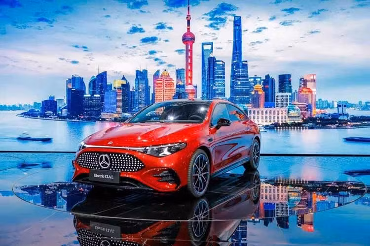 Mercedes-Benz CLA 200 electric ở Việt Nam được trang bị mô-tơ điện nằm trên cầu sau, tạo ra công suất tối đa 165 kW (khoảng 224 mã lực) và mô-men xoắn cực đại 335 Nm. Nhờ đó, xe có thể tăng tốc từ 0-100 km/h trong 7,5 giây và đạt tốc độ tối đa 210 km/h. Mô-tơ điện lấy năng lượng từ pin lithium-ion 800V có dung lượng 58 kWh. Pin cung cấp phạm vi hoạt động từ 459-542 km/lần sạc đầy theo tiêu chuẩn WLTP.