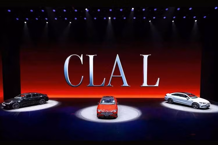 Các thương hiệu Đức từ lâu đã quen với việc phát triển những mẫu xe trục cơ sở kéo dài dành riêng cho Trung Quốc nhằm đáp ứng nhu cầu về không gian nội thất rộng rãi hơn. Mercedes-Benz cũng áp dụng chiến lược này vào năm ngoái khi giới thiệu CLA thế hệ mới với phiên bản CLA L thuần điện dành riêng cho khách hàng Trung Quốc.