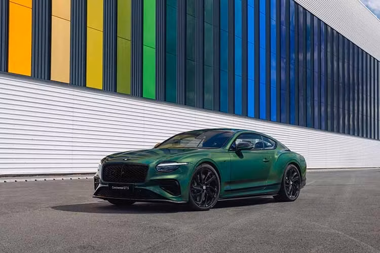 Ở thời điểm hiện tại, các dòng xe gồm Continental GT và GTC, Flying Spur, cùng mẫu xe thuần điện (EV) đầu tiên trong lịch sử của thương hiệu dự kiến ra mắt vào cuối năm nay sẽ được đưa vào sơn tại cơ sở mới này. Dòng SUV Bentayga sẽ tiếp tục được tích hợp vào dây chuyền này trong những năm tới.