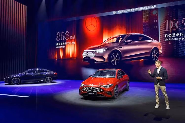Thương hiệu xe sang Mercedes-Benz đã nghiên cứu kỹ thị trường Trung Quốc và phát triển mẫu sedan thuần điện CLA L đúng theo nhu cầu mà hãng cho rằng khách hàng mong muốn. Tuy nhiên, phản ứng từ thị trường tỷ dân với mẫu Mercedes-Benz CLA L chạy điện này lại không như kỳ vọng.