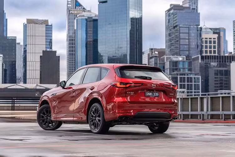 Bên cạnh việc điều chỉnh giá, Mazda cũng bổ sung hàng loạt trang bị an toàn tiêu chuẩn cho CX-60, gồm hệ thống hỗ trợ phát hiện phương tiện cắt ngang phía trước, hỗ trợ lái khi di chuyển trên đường cao tốc và trong điều kiện ùn tắc, cùng hệ thống hỗ trợ khẩn cấp cho người lái. Trước đây, một số tính năng này chỉ xuất hiện trên các phiên bản cao cấp.