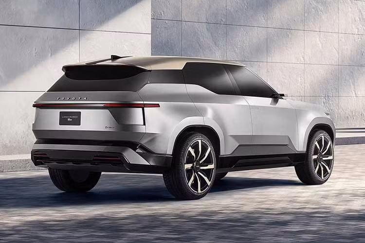 Kích thước xe được cho là tương đương, hoặc nhỉnh hơn đôi chút so với Toyota Grand Highlander. Nếu dự đoán này chính xác, đây sẽ là bước chuyển đáng chú ý của dòng Land Cruiser. Trong suốt nhiều thập kỷ, mẫu SUV này luôn gắn liền với kết cấu body-on-frame (khung gầm rời) nhằm tối ưu khả năng vận hành địa hình.