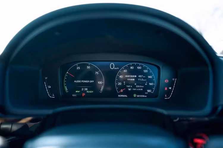 Theo thông số công bố, xe có mức tiêu thụ nhiên liệu trung bình khoảng 4,3 lít/100 km. Civic e:HEV có ba chế độ vận hành gồm Engine Drive, Hybrid Drive và EV Drive. Ở chế độ thuần điện, xe có thể đạt tốc độ tối đa 120 km/h tùy theo mức năng lượng của pin.