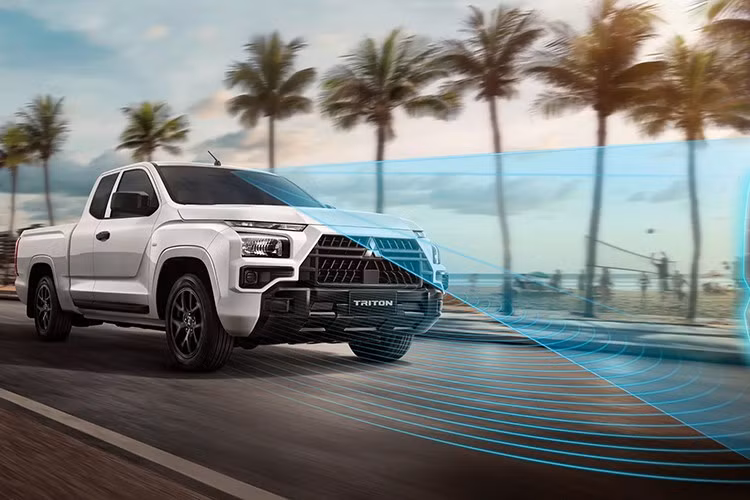 Tại Thái Lan, Mitsubishi Triton Street được phân phối với giá từ 649.000 Baht (tương đương 20.700 USD - khoảng 539 triệu đồng).Việc Mitsubishi lựa chọn áp dụng thiết kế đầu xe mới cho riêng phiên bản Street tại Thái Lan làm dấy lên câu hỏi: Liệu đây có phải là bước thử nghiệm cho đợt facelift giữa vòng đời của Triton, hay chỉ là phiên bản giới hạn dành riêng cho thị trường nội địa?