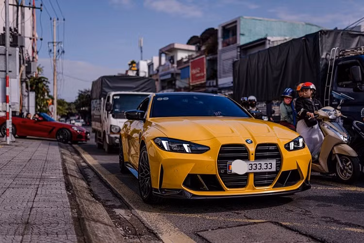 Tại Việt Nam, giá khởi điểm của M4 là 5,6 tỷ đồng, mức giá này đắt tương đương với mẫu sedan đầu bảng của hãng là BMW 740Li Pure Excellence. Tuy nhiên với chiếc xe đầu tiên về Việt Nam, do chủ nhân đã đặt thêm nhiều tuỳ chọn nên giá xe còn cao hơn nữa.