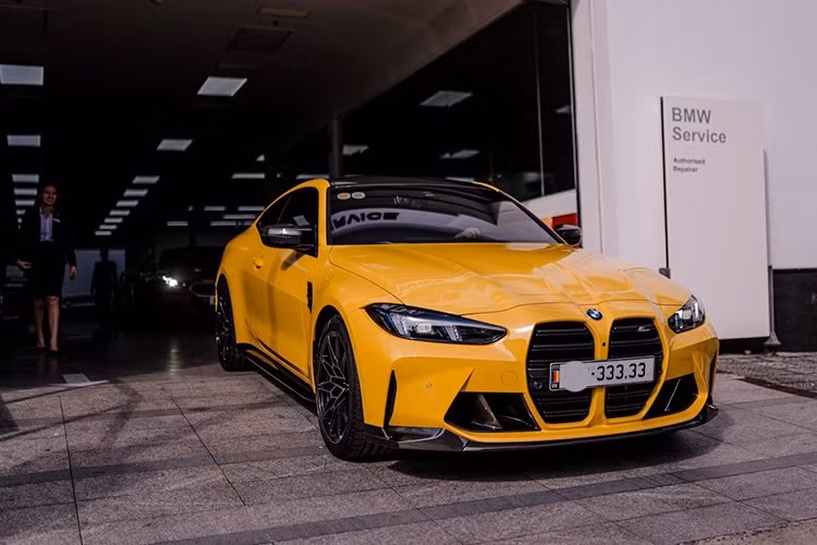 BMW M4 Competition LCI dẫn động cầu sau vẫn giữ nguyên công suất 503 mã lực và mô men xoắn cực đại lên 650Nm. Thời gian tăng tốc từ 0-100km/h trong 3.8s. Xe được đi kèm hộp số ly hợp kép 7 cấp.
