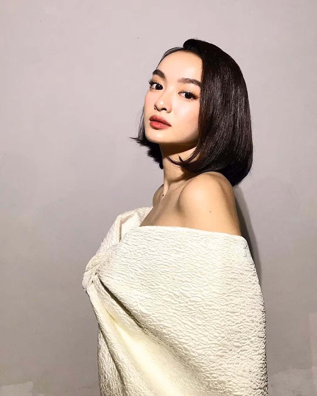 Dù xuất hiện trong các sự kiện, bộ ảnh thời trang hay khoảnh khắc đời thường, Kaity vẫn dễ dàng trở thành tâm điểm với visual “đẹp mê ly”.