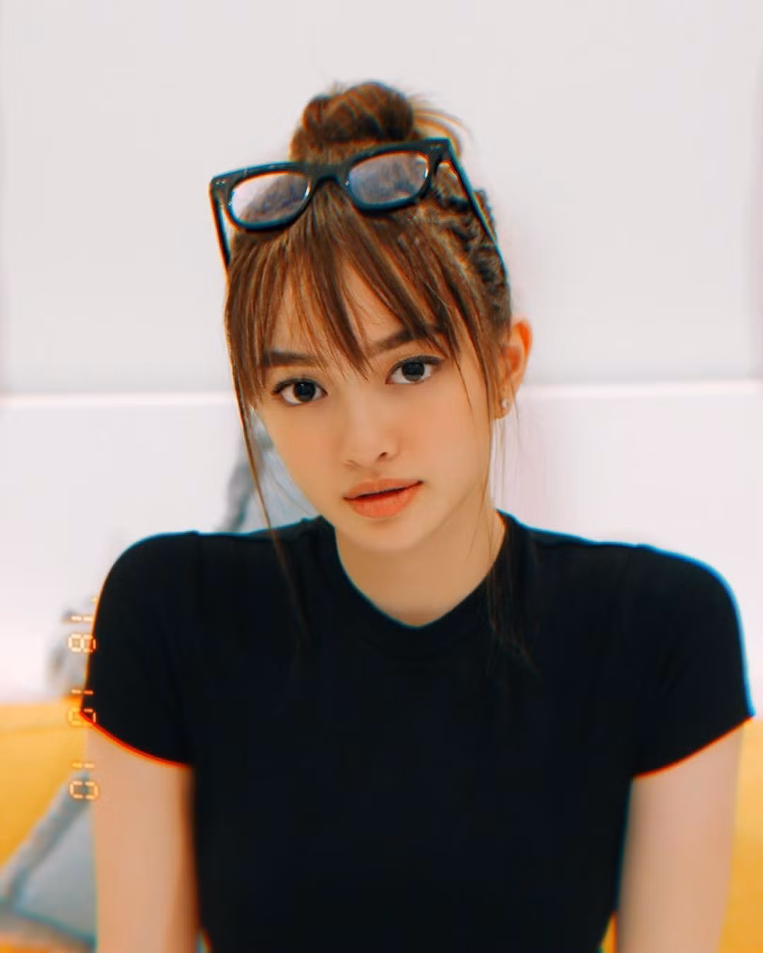 Trên mạng xã hội, loạt ảnh tóc ngắn của Kaity Nguyễn nhanh chóng nhận về “cơn mưa” lời khen. Nhiều khán giả bày tỏ sự bất ngờ khi nữ diễn viên có thể “cân đẹp” kiểu tóc ngắn vốn không dễ chinh phục.