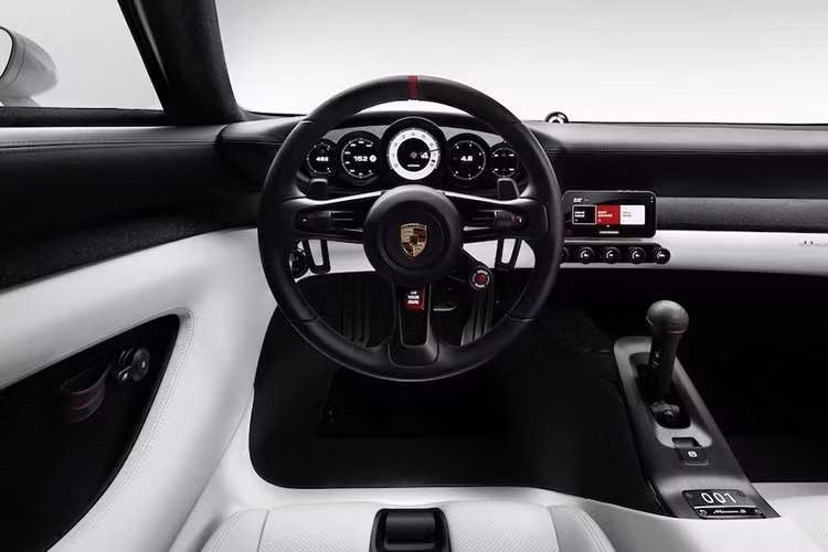 Cụm 5 đồng hồ tròn đặc trưng của Porsche phía sau vô-lăng sở hữu đồng hồ đo vòng tua máy dạng kim cơ học ở trung tâm, kết hợp màn hình hiển thị phía sau. Các chi tiết hoài cổ khác gồm vị trí cắm khóa, các nút điều khiển dạng lẫy kéo-đẩy trên bảng điều khiển và bộ đồng hồ đo thời gian Sport Chrono tái thiết kế.