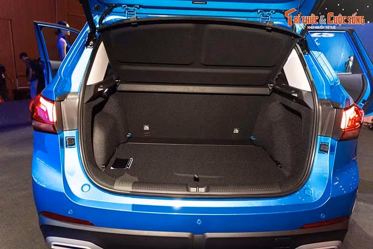 Tâm điểm của MG All New ZS nằm ở hệ động lực Hybrid+ thế hệ mới, kết hợp giữa động cơ xăng 1.5L (101 mã lực, 128Nm), mô-tơ điện (131 mã lực, 250Nm) và bộ pin 1,83kWh. Tổng công suất kết hợp đạt 145kW (khoảng 197 mã lực) khiến chiếc xe mạnh vượt tầm các đối thủ cùng phân khúc.