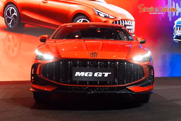 Ngoại thất của xe gây ấn tượng với lưới tản nhiệt rộng gồm các nan dọc phối họa tiết 3D, kết hợp cụm đèn chiếu sáng LED thiết kế mảnh tích hợp công nghệ điều chỉnh dải sáng thông minh.