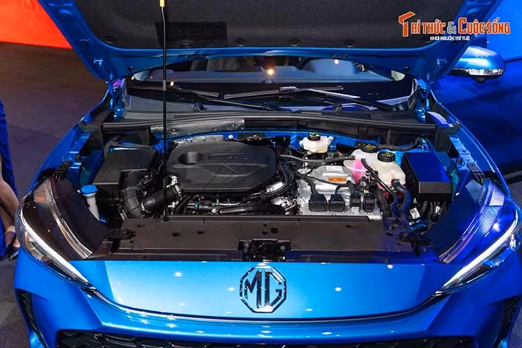 Để dễ so sánh, con số 197 mã lực không thua xa Honda CR-V e:HEV (204 mã lực) và mạnh hơn cả CR-V thuần xăng (188 mã lực). Xe sử dụng hộp số tự động 3 cấp độ tỷ số truyền (3-eAT) thay cho loại vô cấp e-CVT truyền thống, chia dải tốc độ thành các cấp số cơ khí thực tế nhằm duy trì vòng tua tối ưu.