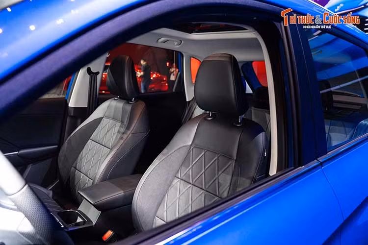 Khoang hành lý của MG ZS 2026 cũng sở hữu dung tích lên tới 443 lít. Khi gập hàng ghế sau theo tỷ lệ 60:40, dung tích tăng lên 1.457 lít, giúp mở rộng không gian chứa đồ khi cần vận chuyển hành lý cồng kềnh.