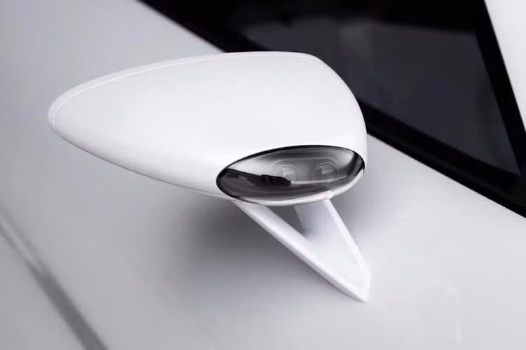 Cửa kính hai bên gợi nhớ 911 nhưng gương chiếu hậu giống với 911 GT1. Kiểu dáng bộ mâm kiểu kinh điển, mô phỏng bàn quay số điện thoại tương đồng với mâm 928. Đuôi xe mang tạo hình 911 GT1 nhưng hiện đại hơn, bộ cánh gió ngang gợi nhớ 959. Bao quanh đuôi quyến rũ là 928 GTS có 2 dải LED thanh mảnh thay cho hộp đèn hậu nối liền.