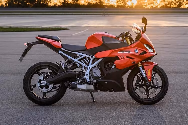 Ngoại hình của F 450 RR không có gì bất ngờ, với phần thân chia sẻ chung cùng F 450 R và bộ quây thừa hưởng ngôn ngữ thiết kế từ đàn anh S 1000 RR. Xe có tư thế chúi đầu về phía trước, đuôi nâng cao, cánh gió khí động học cùng dải đèn định vị ban ngày LED đặc trưng. F 450 RR sở hữu quây gió 2 bên bất đối xứng, khe gió bên phải và thiết kế đầu xe chia đôi độc đáo.