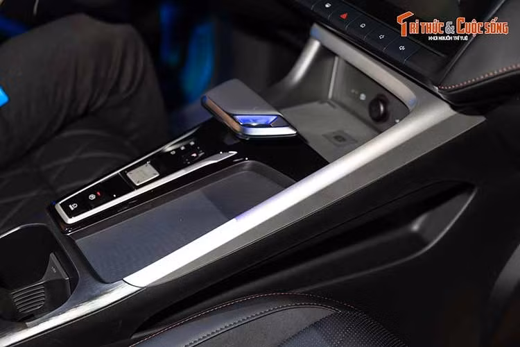 Ngoài ra, xe còn có hệ thống cảnh báo mở cửa, đèn pha LED tự động pha/cốt, cảnh báo quá tốc độ và thay đổi giới hạn tốc độ, hỗ trợ đổ đèo, camera 360°, cảnh báo áp suất lốp, cảm biến đỗ xe, tự động giữ phanh, tự động khóa cửa và 6 túi khí. Trang bị tiêu chuẩn kèm theo xe gồm bộ bơm hơi điện tích hợp bộ vá lốp khẩn cấp.