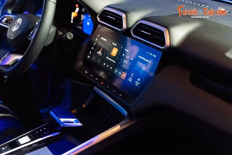 Đáng chú ý, xe được bố trí một cổng cắm USB gần chân gương chiếu hậu trong xe, giúp người dùng dễ dàng lắp đặt camera hành trình mà không cần đi dây phức tạp. Vô-lăng cũng tích hợp phím tắt cho phép tùy chỉnh nhanh camera 360 độ, điều hòa hoặc mức độ phanh tái tạo năng lượng.