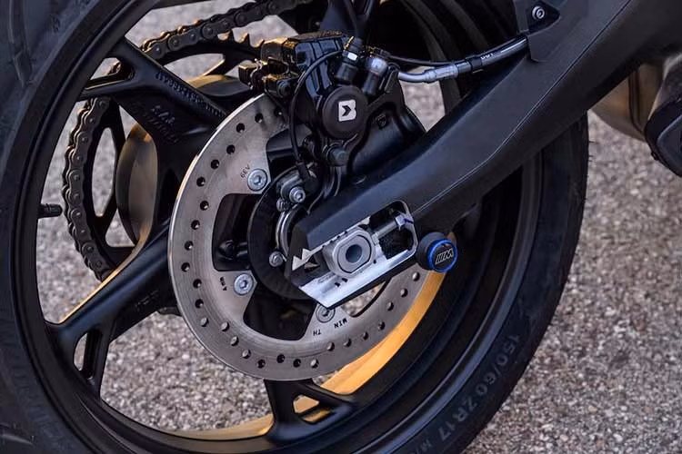 Phiên bản có trang bị phuộc Sport hỗ trợ tùy chỉnh đầy đủ độ nén, độ hồi và tải trọng. Xe sử dụng vành nhôm đúc cùng lốp kích thước 110/70-17 phía trước và 150/60-17 phía sau. Trọng lượng ướt của F 450 RR dừng ở mức 177kg. Hệ thống phanh gồm đĩa đơn 310mm kết hợp kẹp phanh Brembo monobloc 4 piston ở phía trước và đĩa đơn 240mm với kẹp phanh ByBre 1 piston phía sau.