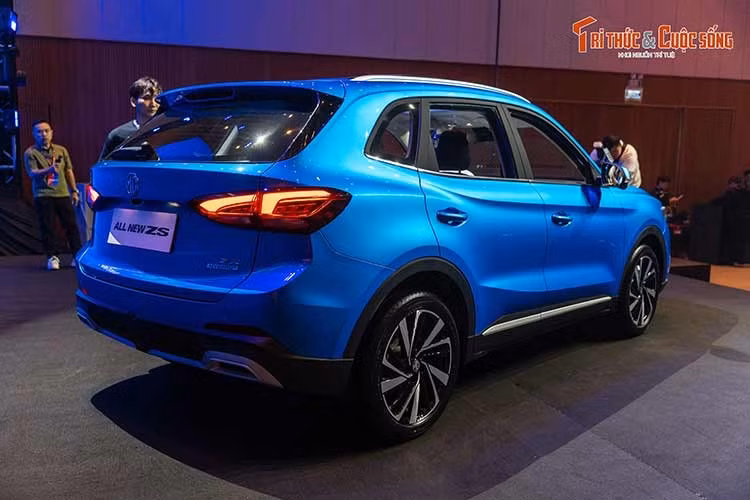 MG ZS thế hệ mới dù chỉ có duy nhất 1 phiên bản tại Việt Nam, nhưng lại được bán với giá cạnh tranh hơn so với các đối thủ cùng phân khúc SUV hạng B trong khi sở hữu hệ động lực hybrid và gói trợ lái vượt tầm phân khúc.