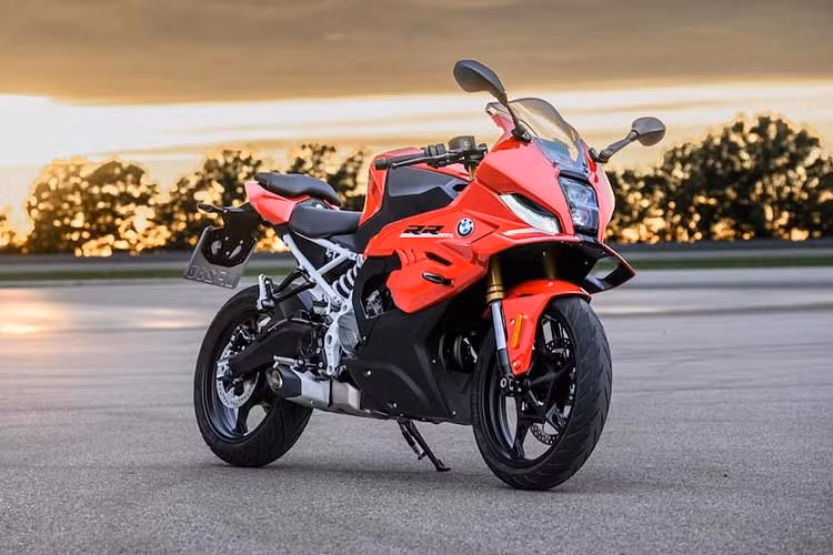 Phân khúc 450cc của BMW Motorrad đã hoàn thành với sự xuất hiện của mẫu sportbike F 450 RR, sau khi bắt đầu với chiếc adventure F 450 GS và nối tiếp bởi bản naked bike F 450 R. BMW F 450 RR 2026 mới được thiết kế tập trung vào cảm giác lái chính xác, tối ưu hóa trọng lượng và mang lại trải nghiệm đua xe trên cả đường phố lẫn đường đua.
