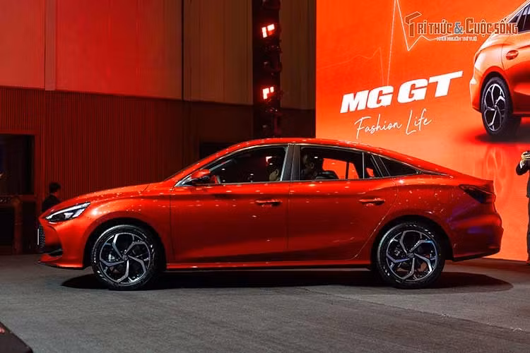 Về tổng thể, MG GT 2026 mới sở hữu kiểu dáng giống "người đàn anh" MG5 với trọng tâm dồn về phía sau và đường mái vuốt nối liền cốp. Xe có chiều dài 4.715mm, rộng 1.842mm, cao 1.473mm và chiều dài cơ sở 2.680mm.