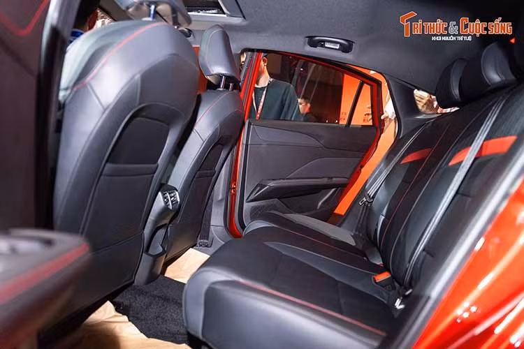 Ngoài ra, xe MG GT 2026 mới còn được trang bị: hệ thống điều hòa tự động tích hợp màng lọc bụi mịn PM2.5, cửa gió cho hàng ghế sau, gương chiếu hậu chỉnh/gập điện tích hợp chức năng sấy và cửa sổ trời.